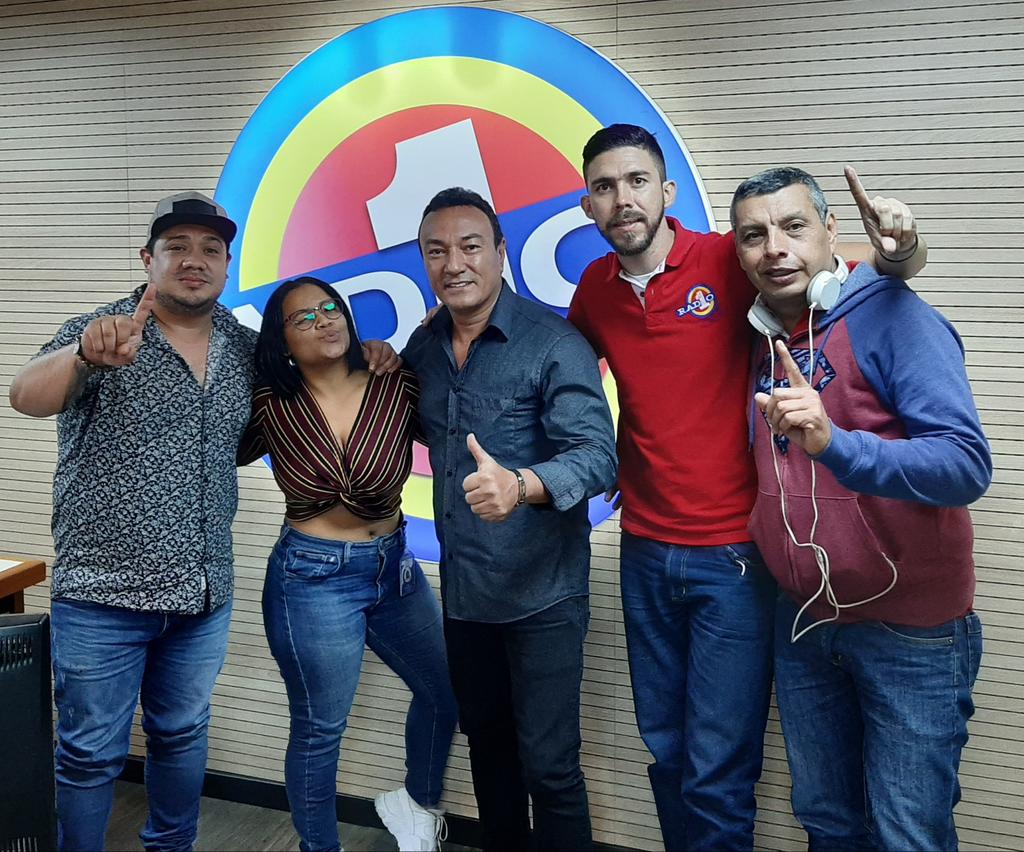 GencyRamirez13's tweet photo. Con mis amigos En radio uno cali anunsiando el dia de los tenderos en el acuaparque de la caña este proximo domingo a partir de la 1 pm, estare en vivo con mi agrupacion y mis mejores canciones ahí nos bemos . https://t.co/q8xDzwsUPZ