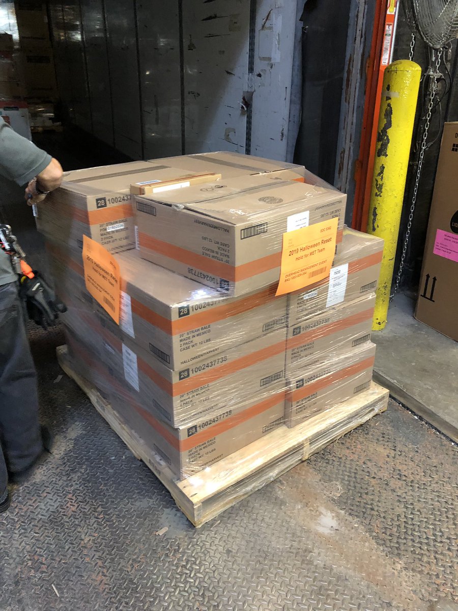 APMJames_THD's tweet photo. Great visit and offload with at Store 5️⃣6️⃣3️⃣ - Irving, TX. Receiving Superior Donny gave this load a 👍🏻. Receiving Associate “Wild Bill” verified all pallet Id’s as they came off the trailer. And by the way - Halloween freight is here!!! 🧟‍♂️👻🎃 @SCAPchat @JohnChoice111 https://t.co/Zyk4qLLAxk