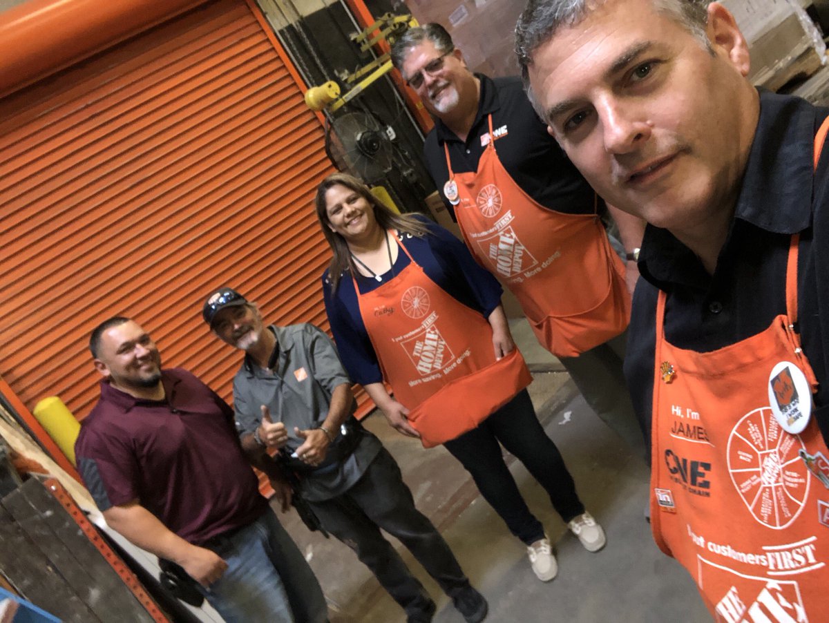 APMJames_THD's tweet photo. Great visit and offload with at Store 5️⃣6️⃣3️⃣ - Irving, TX. Receiving Superior Donny gave this load a 👍🏻. Receiving Associate “Wild Bill” verified all pallet Id’s as they came off the trailer. And by the way - Halloween freight is here!!! 🧟‍♂️👻🎃 @SCAPchat @JohnChoice111 https://t.co/Zyk4qLLAxk