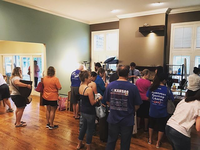 brown_button's tweet image. Super busy opening at our Olathe sale today! Sale runs today through Saturday, 9am-4pm all days. 
Click link via profile to see what is at the sale! ift.tt/2MMKY0I