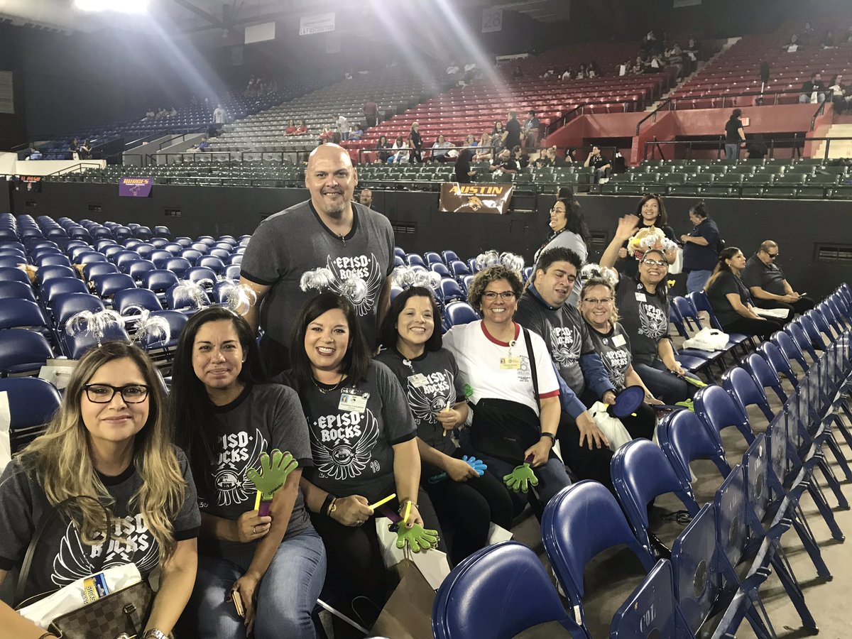NuriRobles1's tweet photo. #EPISDconvocation2019 #IamEPISD FEELING THE LOVE!!! https://t.co/CF5Ikffrls