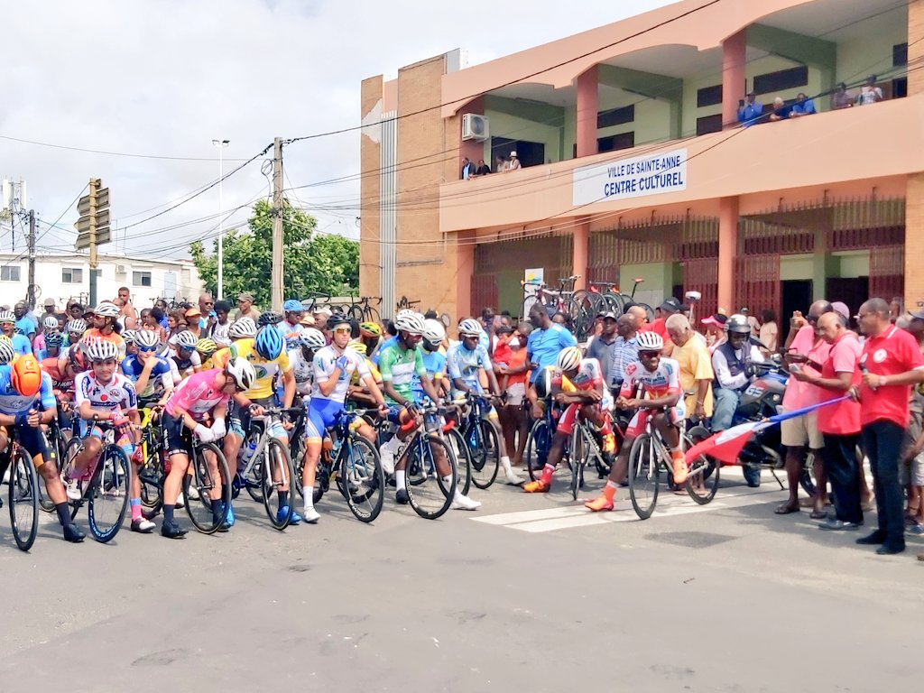 VilleSainteAnne's tweet photo. L'équipe du #VéloClubSaintannais continue de marquer de son empreinte le cyclisme guadeloupéen. Ils sont d'ailleurs soutenus par notre Miss @VilleSainteAnne #DanitziaLogis qui portent les couleurs du VCS. Bravo à #JordanNacto #kelianDuro #williamBondot #NicolasDuro https://t.co/GsYMG1EkCh