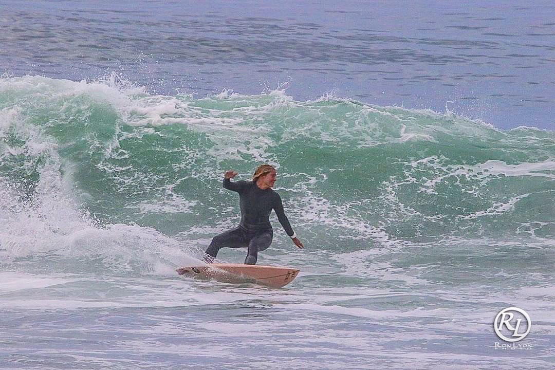 Working on flexin’ my fins 📷 <a href="/ronlyonphoto/">Ron Lyon Photo</a> #surf #surfing #beach #waves