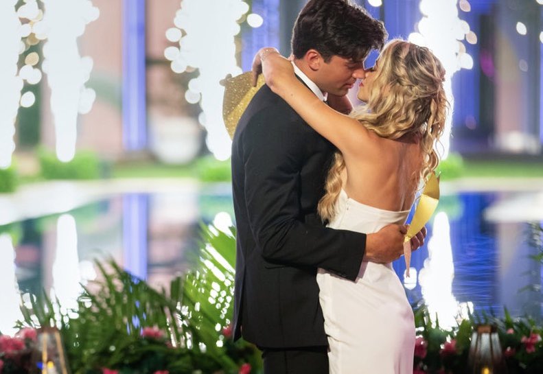 scarletxspidey's tweet photo. gm to Zac and Elizabeth ONLY. My fav couple living their best lives in love with their 50k each. I couldn't be a more proud daughter💕 #LoveIslandUSA #Zelizabeth https://t.co/2dnJZ8p0xA