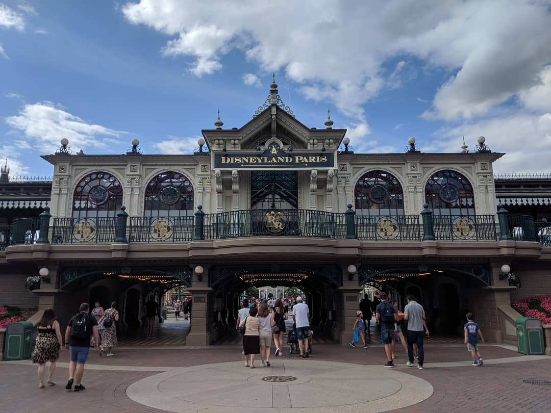 Dan_vallecillo's tweet photo. Magical place on earth (Euro version) #DisneylandHotel #DisneylandParis #Europe #France #WaltDisney #Disneyland #WaltDisneyStudios #EuroDisney #ED92 https://t.co/fYn5WHL6Bh