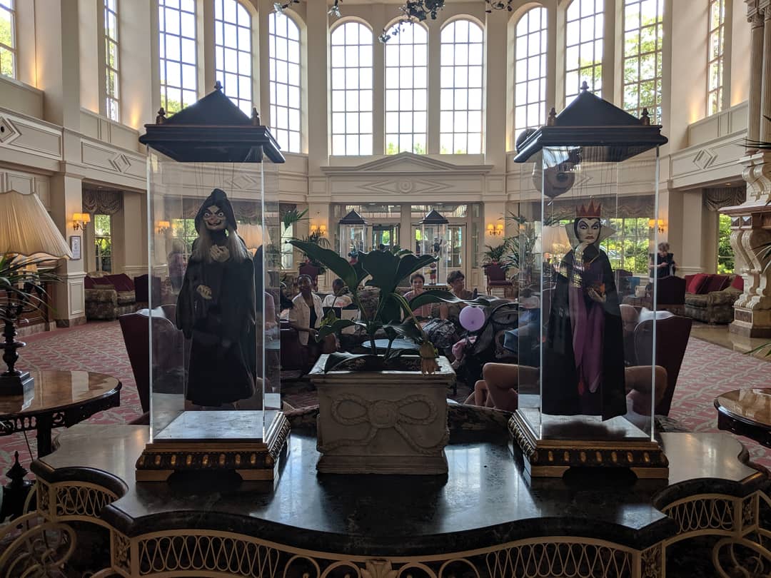 Dan_vallecillo's tweet photo. Magical place on earth (Euro version) #DisneylandHotel #DisneylandParis #Europe #France #WaltDisney #Disneyland #WaltDisneyStudios #EuroDisney #ED92 https://t.co/fYn5WHL6Bh