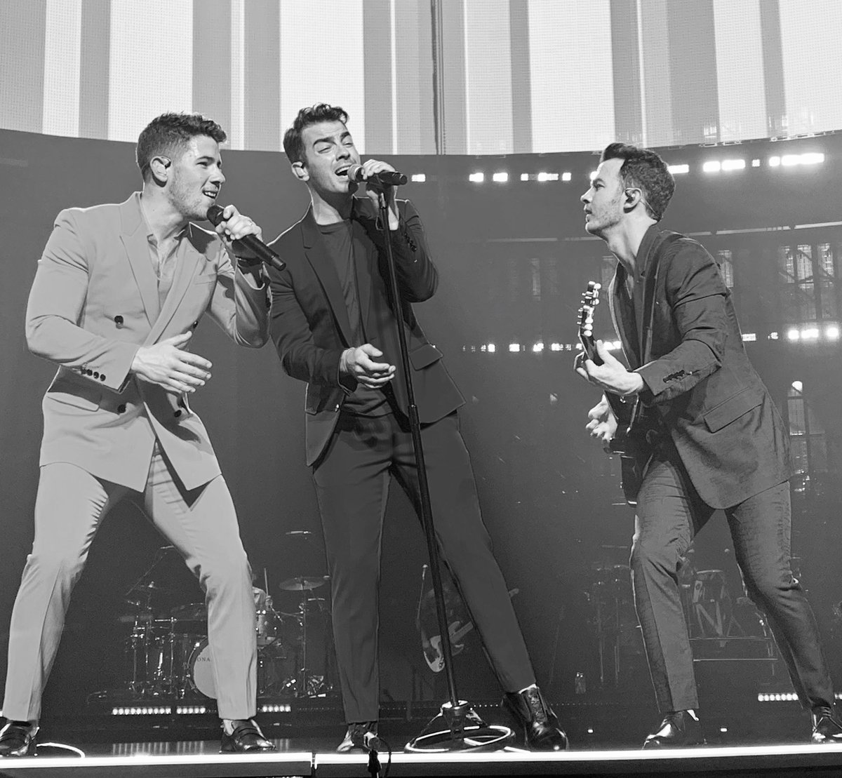 _alexislovesu_'s tweet photo. Last night was amazing! @nickjonas @jonasbrothers @joejonas @kevinjonas  #HappinessBeginsTour https://t.co/OeOExPwQoh