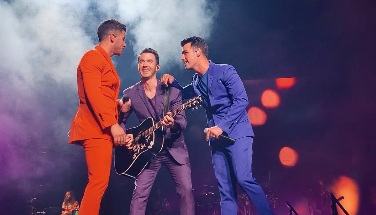 _alexislovesu_'s tweet photo. Last night was amazing! @nickjonas @jonasbrothers @joejonas @kevinjonas  #HappinessBeginsTour https://t.co/OeOExPwQoh