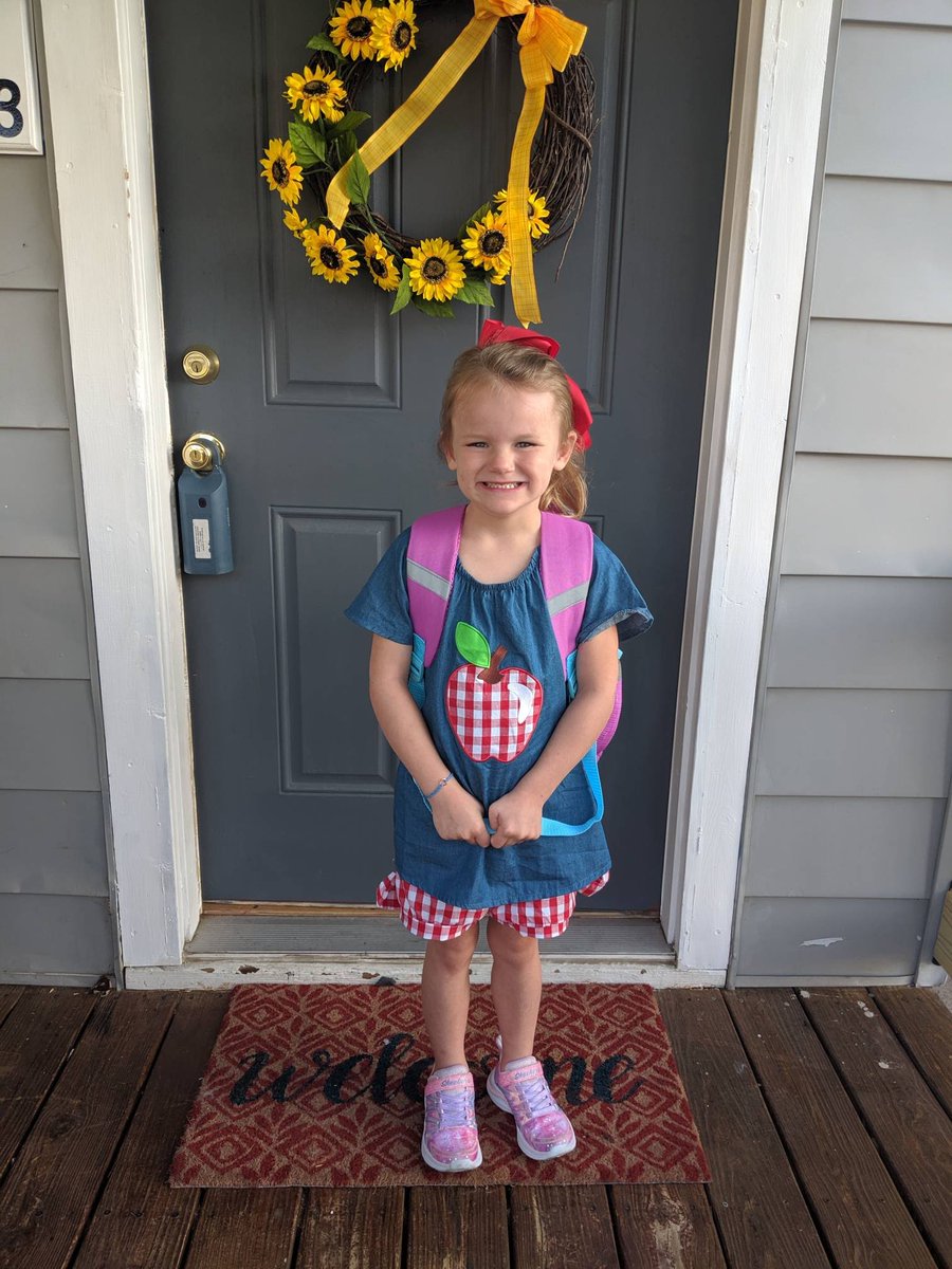 jimiduane66's tweet photo. #obligatoryfirstdayofschoolpic lenorah jo https://t.co/Pi1Nw1dgIq