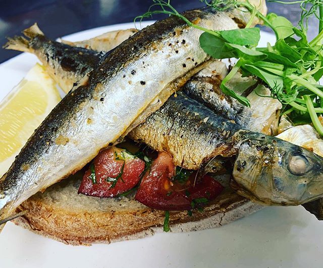 thecovedevon's tweet image. WE do what we do all day, everyday. 364.
It doesn’t go out of the window just cause it’s summer hols.
Pan fried Brixham sardines w/ heritage tomatoes &amp;amp; fresh herbs on toasted @bakehousesalcombedevon sourdough £12.95.
#hopecove #salcombe #kingsbridge #dar… ift.tt/2Kvvifu