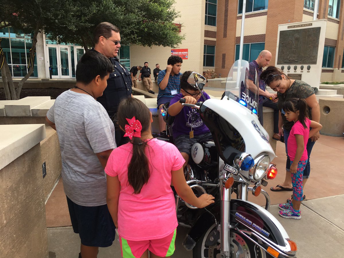 DPDCA's tweet photo. We have some excited kids that Spider-Man showed up at @DallasPD #dpdkidstour https://t.co/dPSQP7KA6I