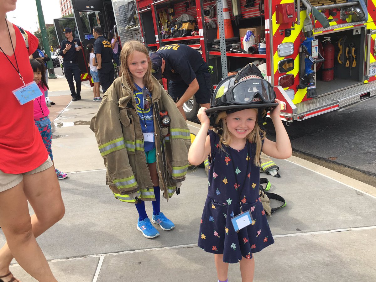 DPDCA's tweet photo. We have some excited kids that Spider-Man showed up at @DallasPD #dpdkidstour https://t.co/dPSQP7KA6I