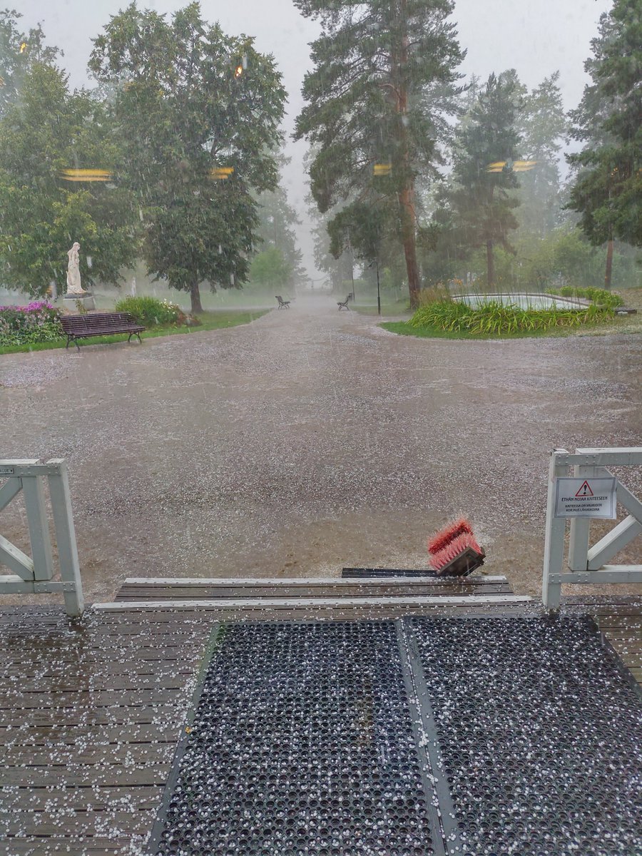 Rakeita ja ukkosta iltapäivällä Lottamuseon kohdalla Tuusulassa. Ei tuonne voinut juoksemaan lähteä!