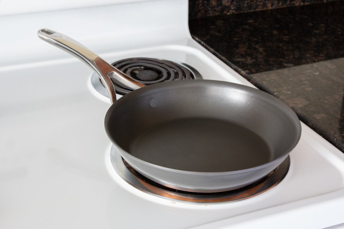 yourbestdigs's tweet photo. If you don’t want to invest in the real thing nor deal with copper’s fussy upkeep, the @anolon - Nouvelle Copper cookware only has a thin layer of copper sandwiched between anodized aluminum layers, but performs similar to authentic copper pans. https://t.co/8mxIJemiS9 https://t.co/IroxxklFxz