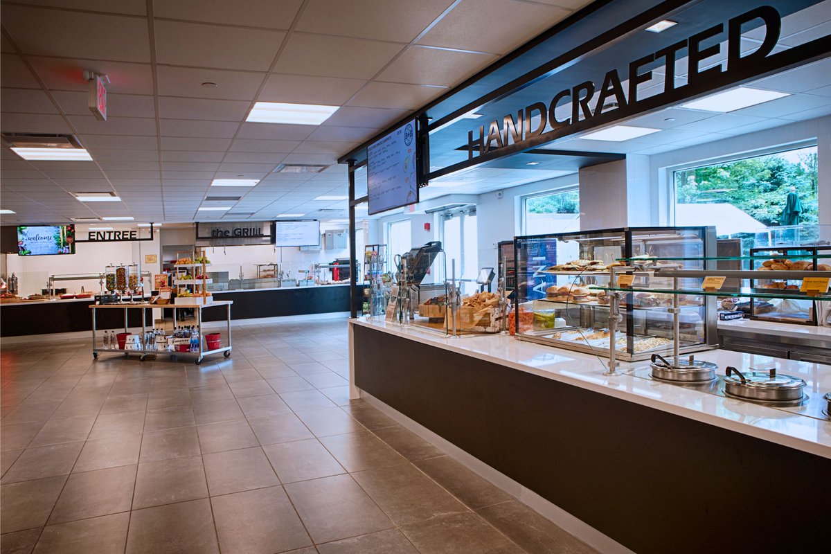 Our ENV New Jersey team recently renovated the cafe at Roche Molecular, located in Branchburg, NJ. The project included creating a more open-air space and outdoor courtyard dining area for their staff. Learn more: buff.ly/2yNvOzT