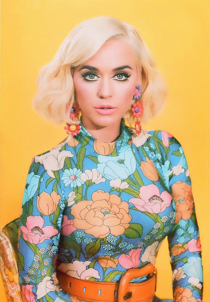 katyperryhk's tweet photo. #SmallTalkIsComing https://t.co/q0XRCeEDyA