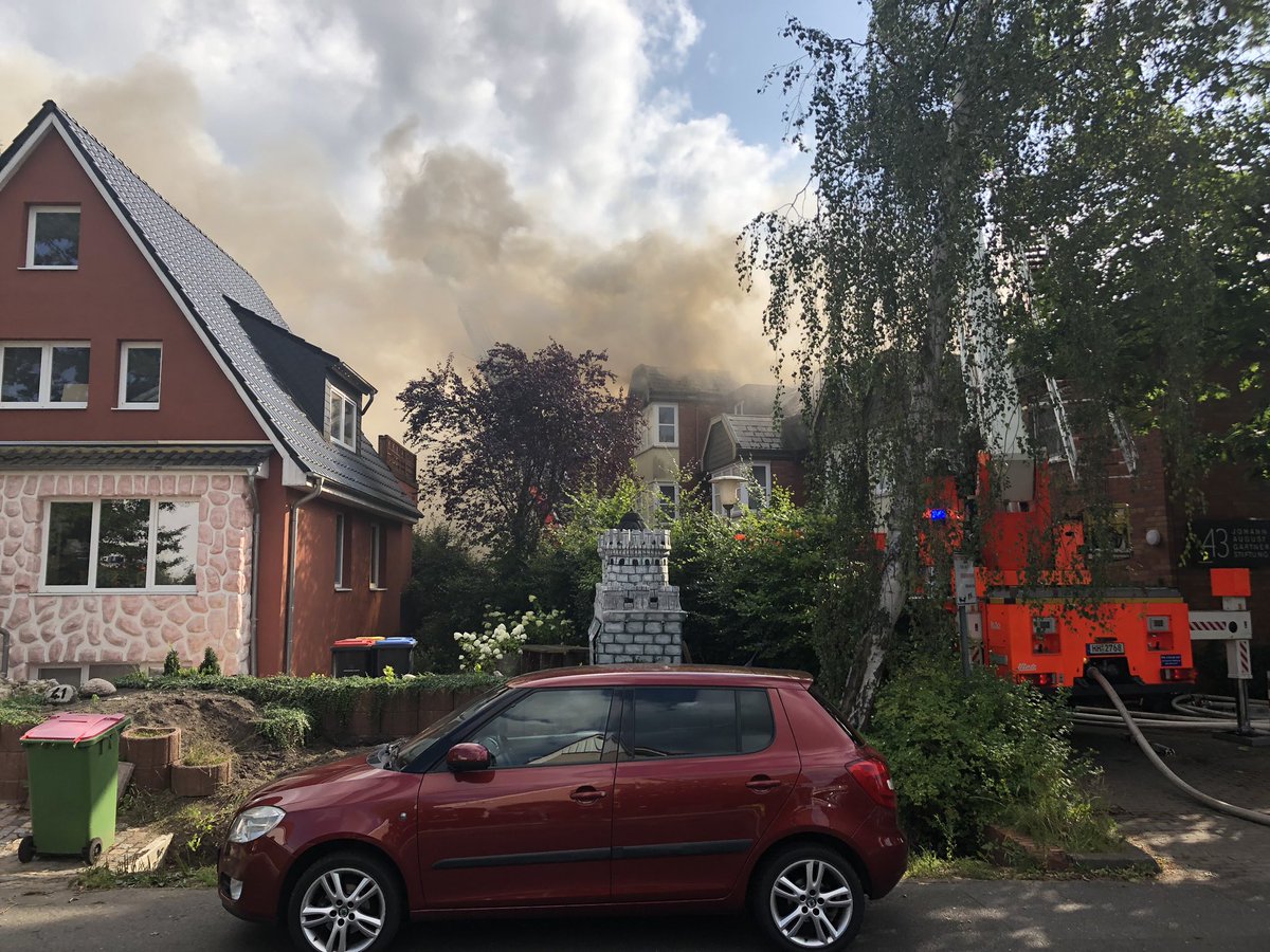FeuerwehrHH's tweet photo. 🔴 AKTUELL - FEUER 3 Y - Halstenbeker Weg #Hamburg #Eidelstedt
Starke Rauchentwicklung, Flammen aus dem Dach eines Seniorenwohnheims.
⚠️Halten Sie in der Umgebung Fenster und Türen geschlossen! ⚠️
#EinsatzfuerHamburg #FEU3Y https://t.co/BQxGjpLfeO