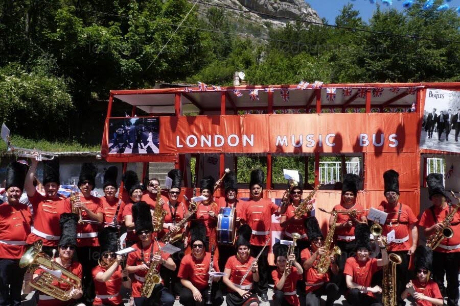 LeDL05et04's tweet photo. #HautesAlpes La Musique municipale de #Veynes félicitée par la famille royale britannique suite à la réalisation de leur char sur le thème de Londres pour le #Corso2018 🙌
https://t.co/uTsZF6yvdI https://t.co/NbTktOk4sl