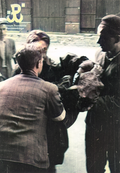 Zebrana tu grupa zdjęć przedstawia rannych, personel medyczny i wnętrza powstańczych szpitali. Unikatowe są pojedyncze fotografie robione podczas zabiegów chirurgicznych. #Powstanie44 #PowstanieWarszawskie #warsawuprising Źródło: Muzeum Powstania Warszawskiego