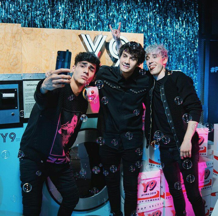 EnPOPados's tweet photo. 📸📸📸 Hoy @ #Flagstore @HuaweiMobileMx #PopSelfie #Foto @CD9 #CD9 #Coders @bryanmouque @soyalannavarro @soyalonsovillal 📸📸📸 https://t.co/zoCOhQpfuX