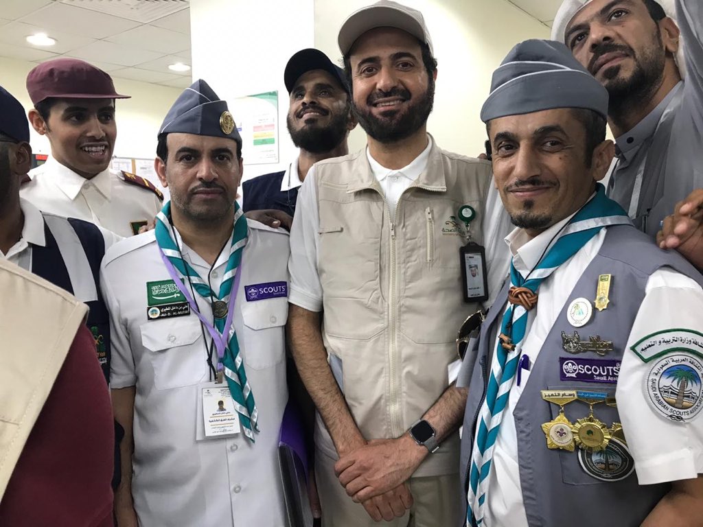salm966's tweet photo. معالي وزير الصحة الدكتور توفيق بن فوزان الربيعة يلتقي بأفراد الكشافة المشاركين في تنظيم المراجعين في مستشفى منى الجسر وذلك خلال زيارته للمستشفى .
#معسكرات_الخدمة_العامة_لحج_١٤٤٠ https://t.co/VuhDHCPsdN
#الكشافه_في_الحج1