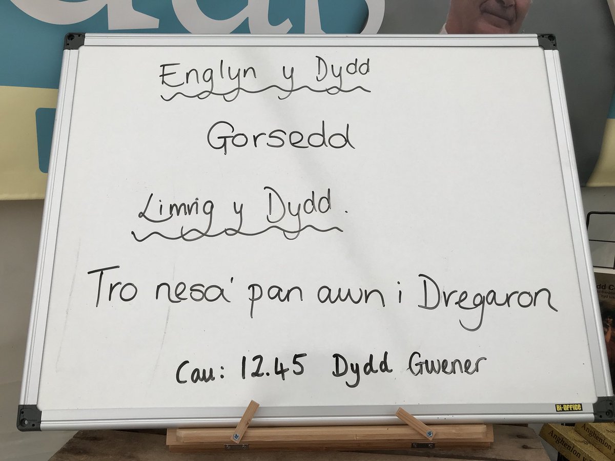 trydarbarddas's tweet photo. Beth am roi cynnig ar #englyn a #limrig y dydd? @eisteddfod 
Ebostiwch eich ceisiadau at : ffion@barddas.cymru neu galwch heibio i’r stondin i’w rhoi yn y blwch pren! #cystadleuaeth #yagym https://t.co/GhF6eGQ4XA