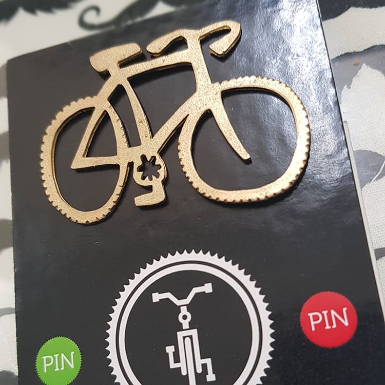 bcvlz2radio's tweet photo. Julia hace un tiempo nos cedió este hermoso y super diseño de pin hecho en bronce.

Cada tanto hacemos varios para vender y mantener nuestro espacio.

Estamos preparando algunos para llevar a el #FABSalta #fab3 ¡Reservá el tuyo!

Síganla a Julia en su IG https://t.co/3EfTAh7oKg https://t.co/USj6MZYDRa
