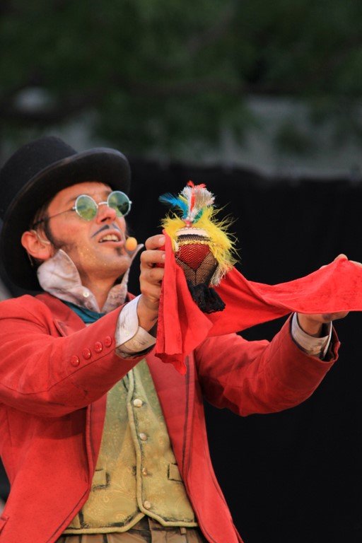 PapallonaCircus's tweet photo. 🎪📣 Si estás en #Barcelona y no tienes ningún plan para este sábado 10 de agosto, ven a la Plaça del Pou de la Figuera a celebrar una tarde de circo.

🤹‍♂️ 19h. Talleres de #circo.

👉 22h. El espectáculo "El Senyor de les Baldufes" de #PabloPotocnjak. 

#JuguemalaPlaça https://t.co/MO5hgoX1Kq