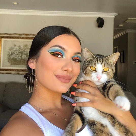 KissProducts's tweet photo. Makeup on point. Hair on point. Lashes lookin’ PURRRRRFECT! 🐱 Happy International Cat Day! 🐱 @sarahmishell ft. her little kitty kat and #NextGenWispy #KISSlashes in style ‘Pageboy’ is #GOALS. Click the link in the bio to match the GLAM #KISSlashes #BlowoutLash #NextGenWispy https://t.co/wWPOFbvJGk