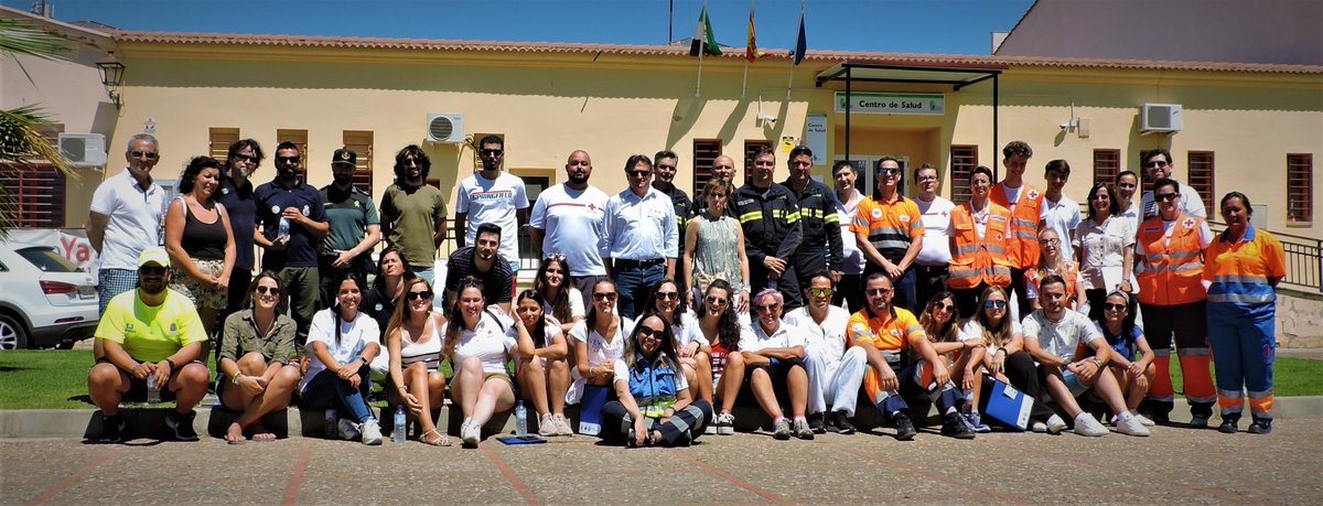 JuntaEx112's tweet photo. Tras el #simulacro #PlayaOrellana2019 se ha celebrado una reunión de lecciones aprendidas. Cerramos hilo con foto de "familia" de una representación de los 60 participantes. @JuntaEx112 quiere dar gracias a todos los servicios y profesionales que han hecho posible este #simulacro https://t.co/URHBzGD1Bw