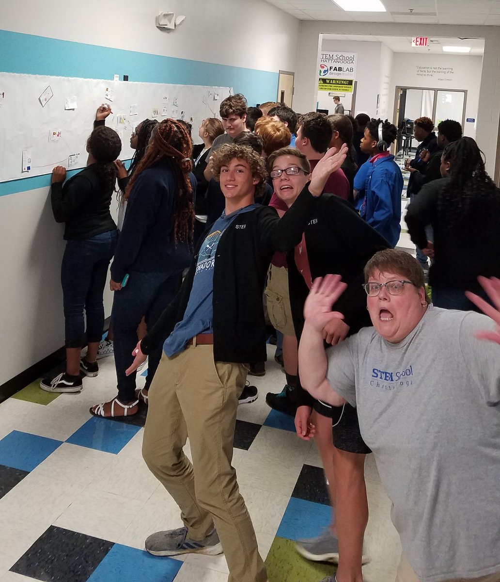 MsBrockelbank's tweet photo. #Collaboration focus for 11th grade starts out w/ a low tech social network. And fun. We like fun. https://t.co/sOWToC51Yw