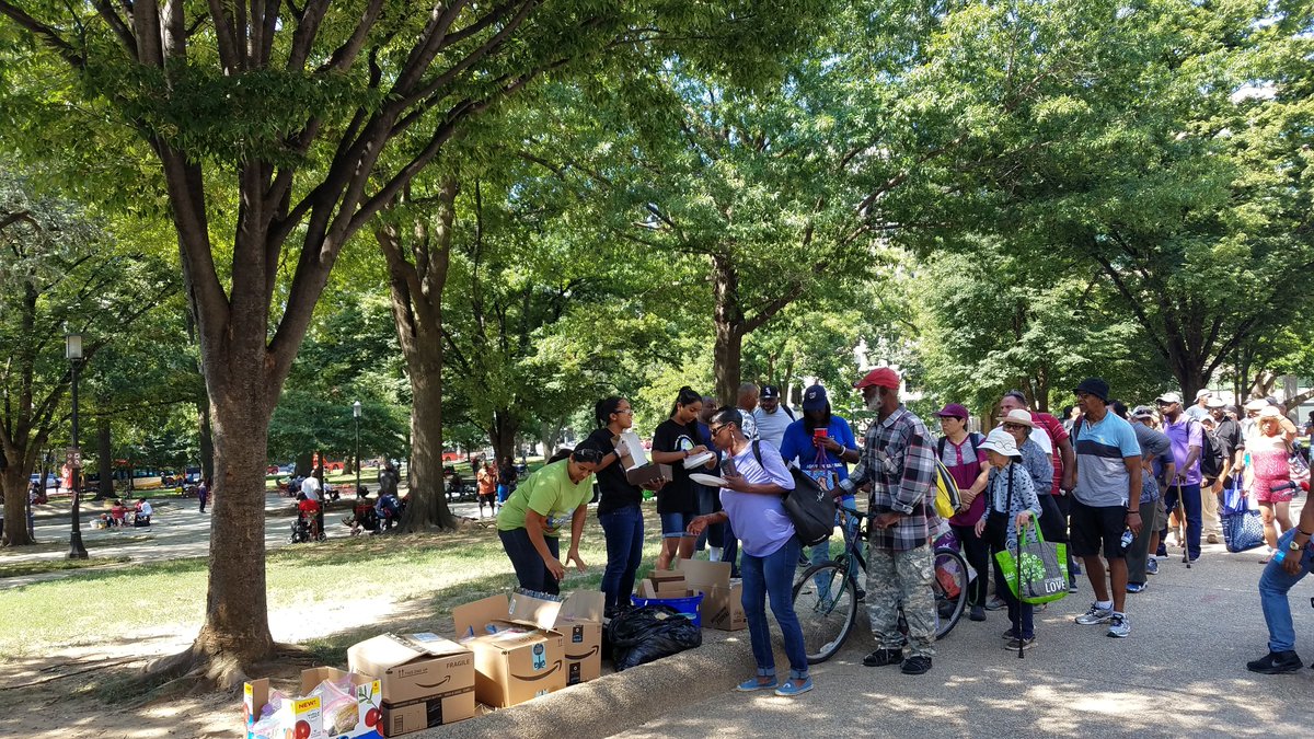 joinnest4's tweet photo. Be the Reason Someone Smiles Today😍 Feeling happy and thankful distributing over 750 blessing bags to the homeless and needy in DC. Kindness is beautiful, let’s spread love and kindness today and every day❤️#GivingToThoseInNeed #TogetherWeCanMakeADifference #BagsOfLove #Kindness https://t.co/kAmUj6dBKQ