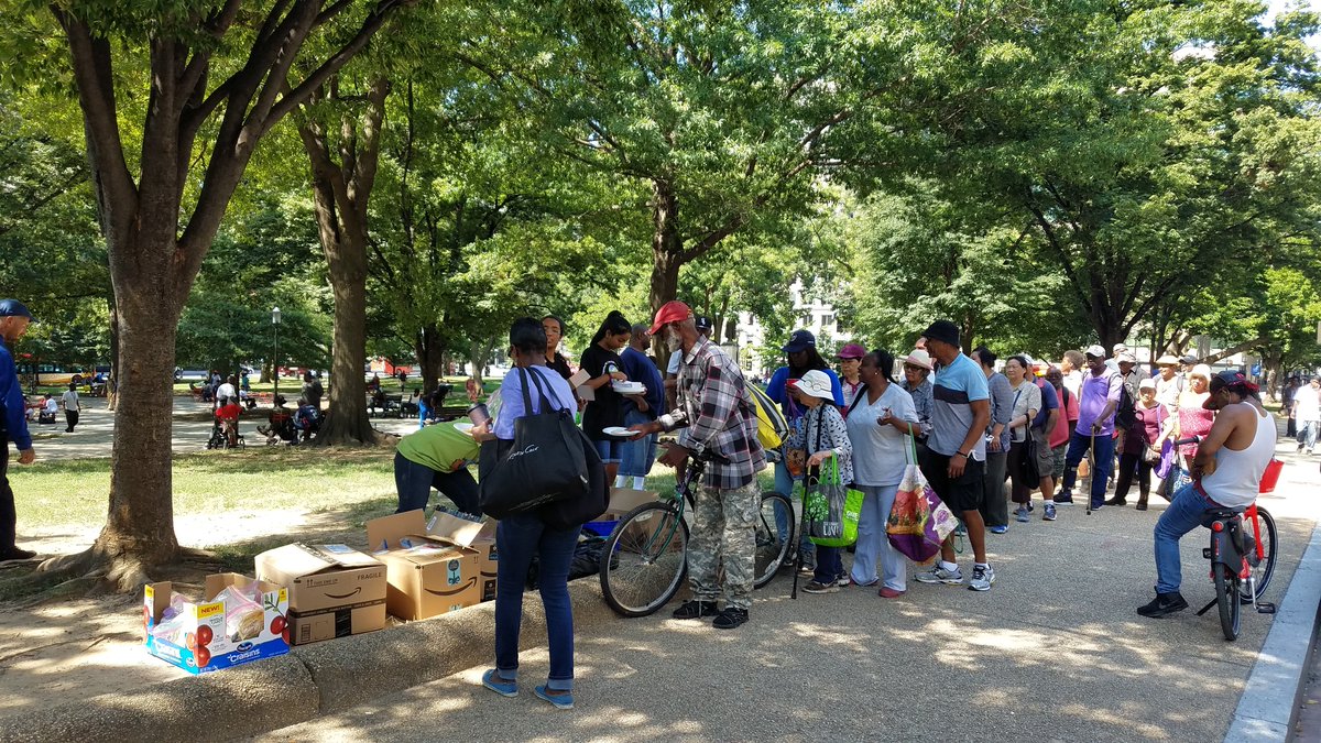 joinnest4's tweet photo. Be the Reason Someone Smiles Today😍 Feeling happy and thankful distributing over 750 blessing bags to the homeless and needy in DC. Kindness is beautiful, let’s spread love and kindness today and every day❤️#GivingToThoseInNeed #TogetherWeCanMakeADifference #BagsOfLove #Kindness https://t.co/kAmUj6dBKQ