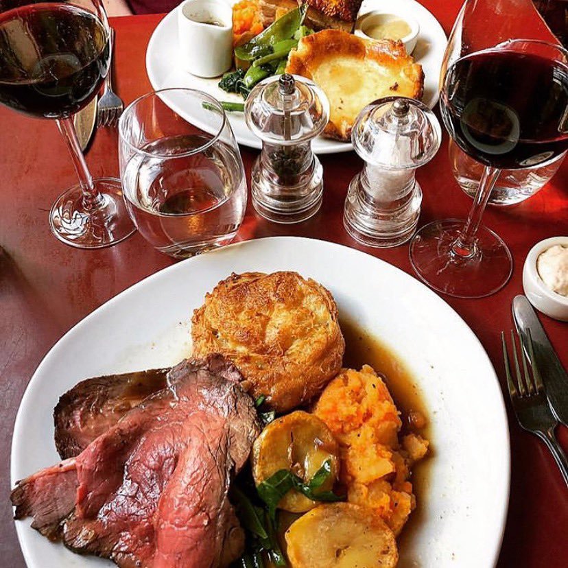 Get down for our delicious Sunday Roast from 12-10pm today (or before it sells out!) 🐷🍖🍗🥕🥔
Book now:
🐖 020 7352 2908
 #SundayRoast #RoastBeef #RoastChicken #VeganRoast