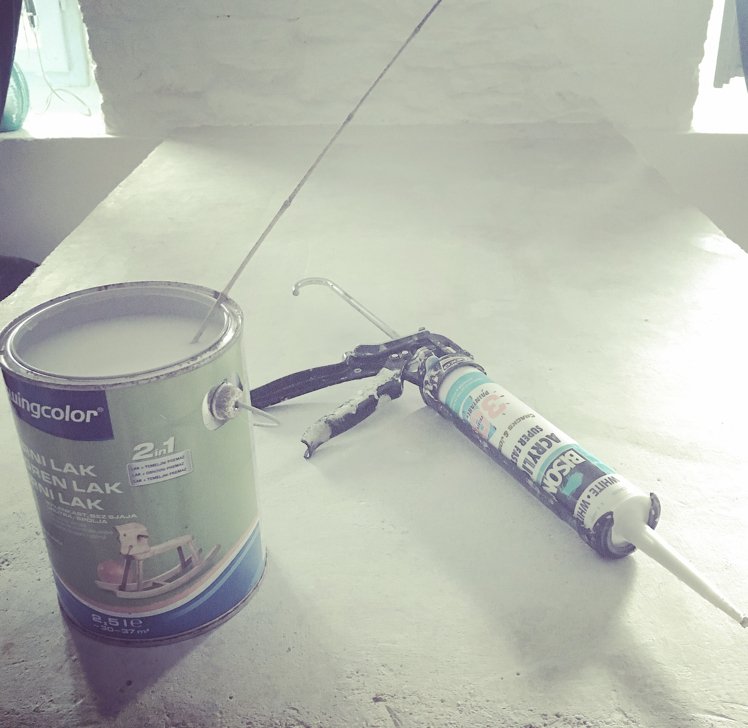 WeAreLifeStyles's tweet image. Another one of those seemingly little jobs - but never as quick as you think - being tackled today. Our lovely #concretetable is finally being finished. Tiny air holes caulked, sanded, cleaned down &amp;amp; coat of matte clear varnish drying. Almost there... #diy #zrenj #istria