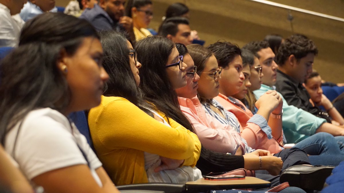 RRIISPS's tweet photo. Hemos concluido la tercera parte con mucho éxito✅
Con una magistral presentación por parte del licenciado Rafael Delgado, Director de Desarrollo Institucional de Unitec,San Pedro Sula 🇭🇳
Donde habló acerca de la realidad macroeconómica de Honduras. 
#FDU19 #FDU https://t.co/sJ5lUHp93r