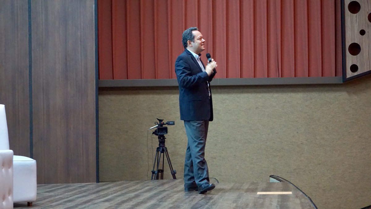 RRIISPS's tweet photo. Hemos concluido la tercera parte con mucho éxito✅
Con una magistral presentación por parte del licenciado Rafael Delgado, Director de Desarrollo Institucional de Unitec,San Pedro Sula 🇭🇳
Donde habló acerca de la realidad macroeconómica de Honduras. 
#FDU19 #FDU https://t.co/sJ5lUHp93r