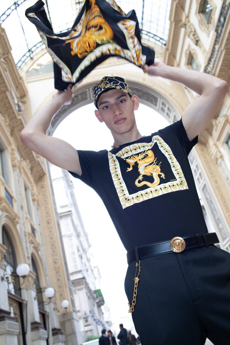 Versace's tweet photo. Inspired by the mix of different cultures, the new #VersacePreFall19 print features a dragon motif juxtaposed with details of the house’s heritage Barocco.
Discover more: https://t.co/20x3KnkLEe https://t.co/nrBMordxMM