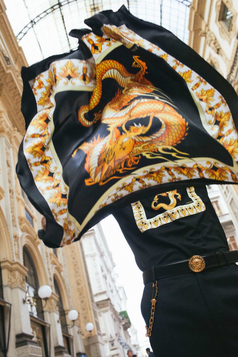Versace's tweet photo. Inspired by the mix of different cultures, the new #VersacePreFall19 print features a dragon motif juxtaposed with details of the house’s heritage Barocco.
Discover more: https://t.co/20x3KnkLEe https://t.co/nrBMordxMM