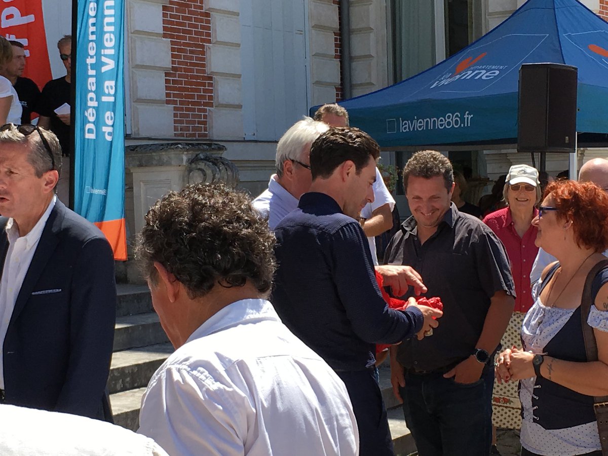 ChrisGravure's tweet photo. @ChrisGravure en pleine discution avec @simonpagenaud 😍😍 son verre a l'air de lui plaire 😊😉 @departement86 @MarquePoitou @Annuaire_Poitou @MontsSurGuesnes @OTChatellerault https://t.co/Kl1IM8mhpV