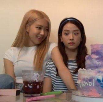 lalisalovers's tweet photo. Okay...This photo can be interpreted in many ways😂😂😱
RT to vote!🌸
#MTVHottest #BLACKPINK #BLINKS ❤ @ygofficialblink https://t.co/lN8vd9SqHn