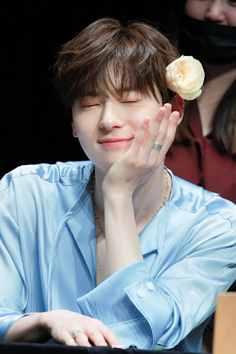 LOE215's tweet photo. 세상모든말을다찾아봐도
#한여름의_시작_생일축하해_민현아
너의완벽함을표현할말은없는거같아
#HAPPY_MINHYUN_DAY
우주속에서도빛이날황민현사랑해 https://t.co/vdM9v3vpOc
