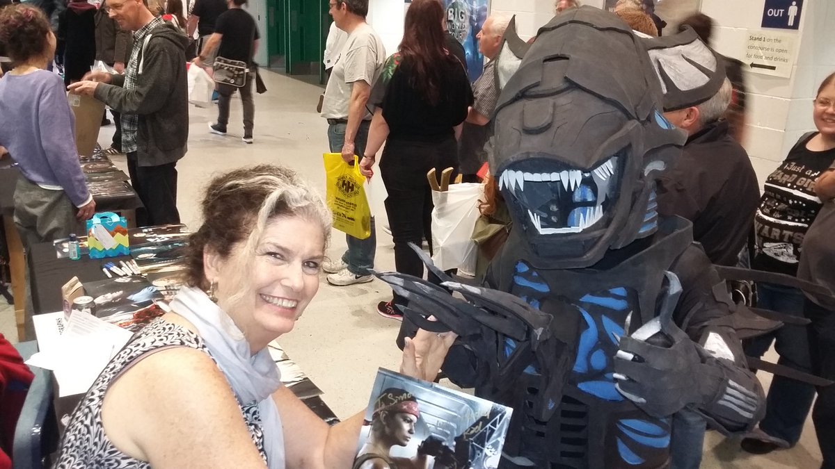 OmegaXaiden27's tweet photo. Finished pictures of my queen Xenomorph cosplay I did in 2017 this one I came second place in the cosplay competition. I even met Jenette Goldstein (Vasquez) too!
#Aliens 
#QueenXenomorph
#cosplay https://t.co/shAy9Ew0Bm
