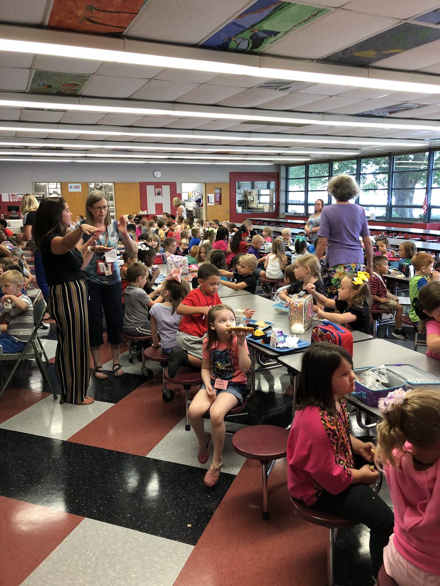metaylo45's tweet photo. All hands on deck for kindergarten lunch! https://t.co/mIyXBTVbmN