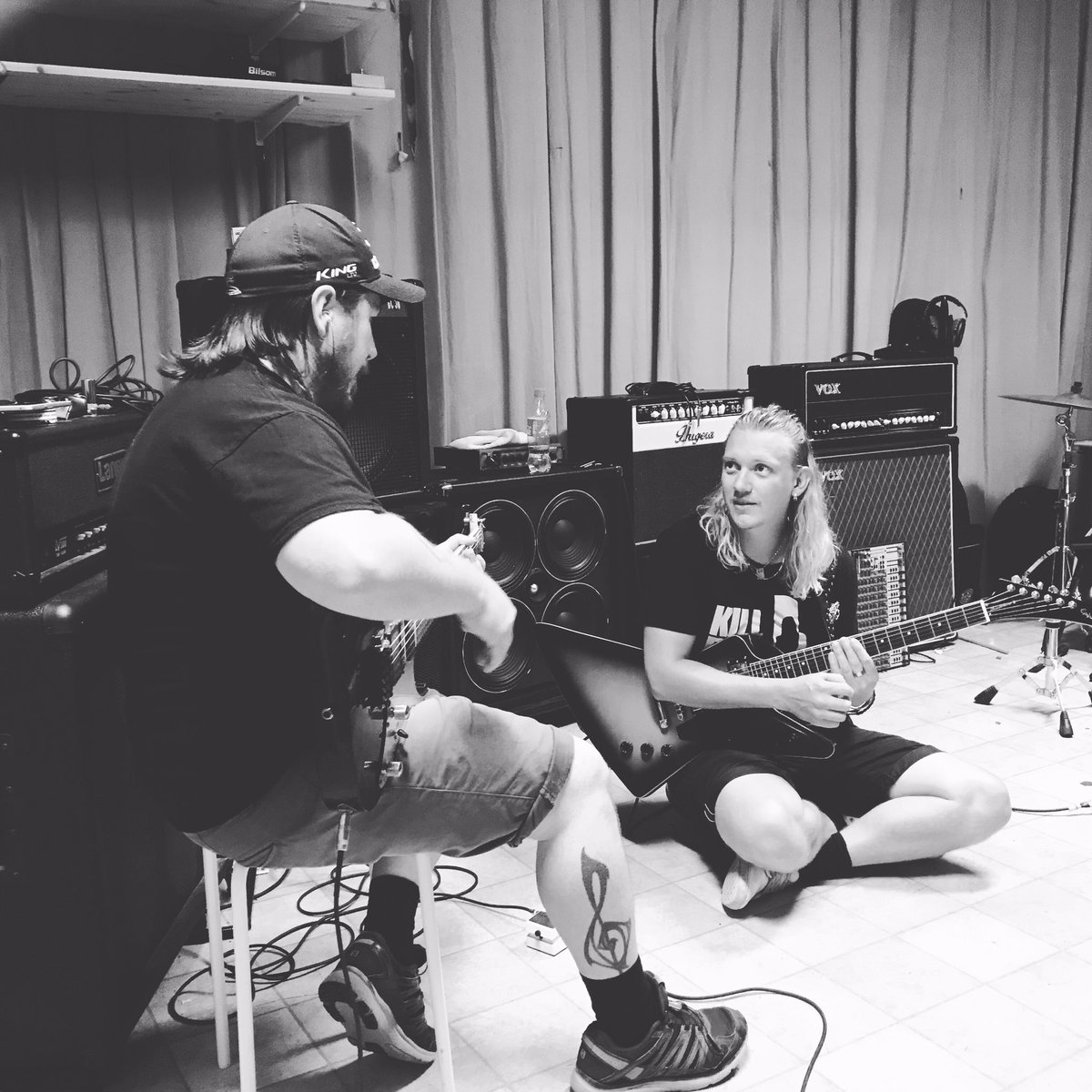 SViceband's tweet photo. Great minds at work 🎸 #sonikvice #rockandroll #hardrock #guitarist #rockband #grunge #rockstar #newmusic #rockers #metal https://t.co/FRFDLS389P