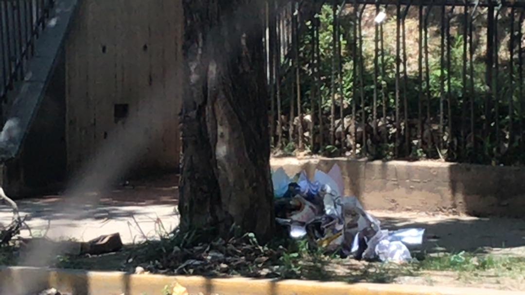 asopraes's tweet photo. Miles de averías no atendidas en Ctral Francisco Salias. Suscriptores comenzaron a pegar sus denuncias en fachada y al rato fueron arrancadas por empleados. OJO:Si no hay "sistema" para registrar reportes, cómo es que no reparar averías sin reporte? @CORPOELECinfo Quién responde? https://t.co/PjzGaxEbe4