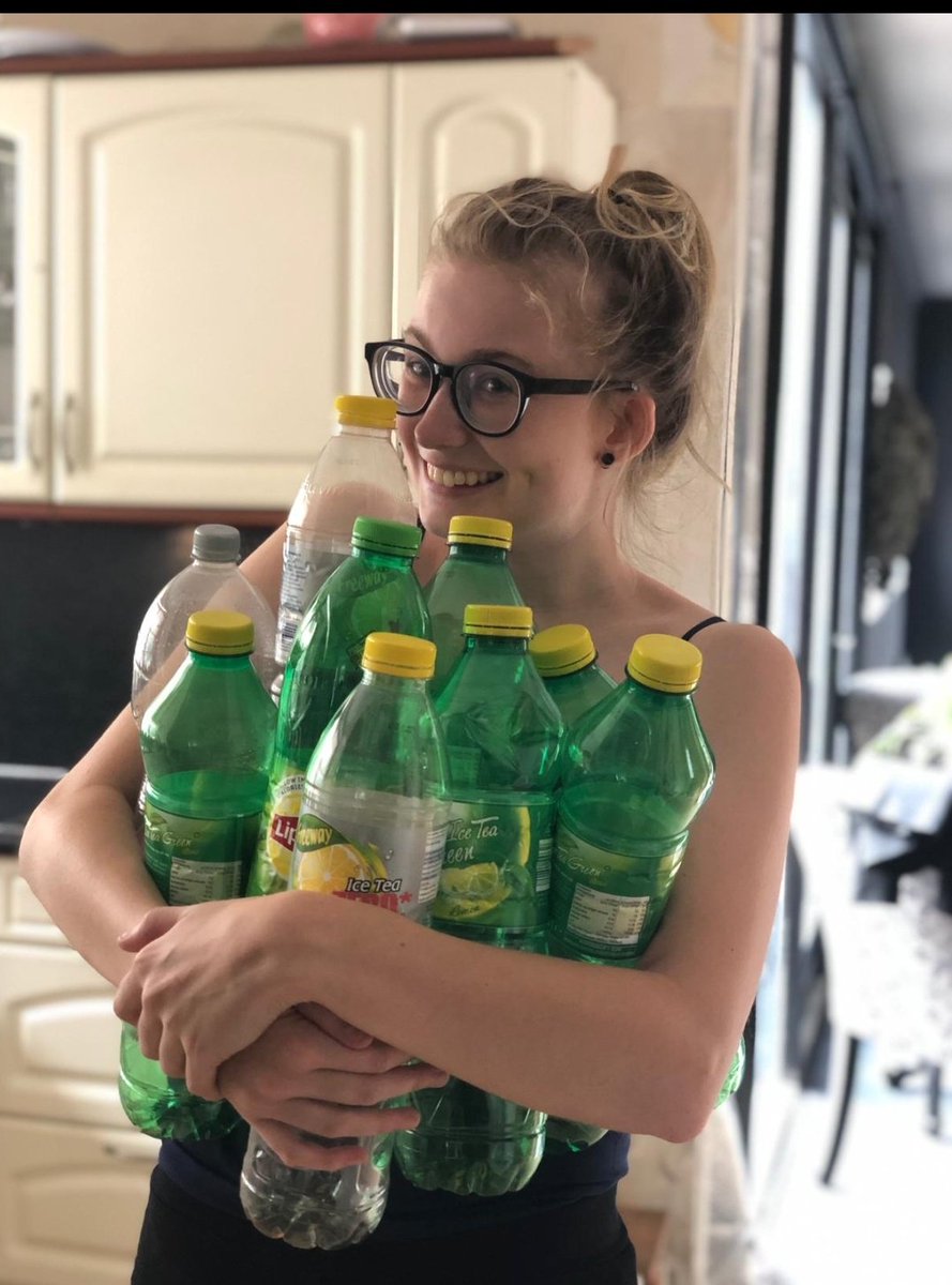 Ey guess who cleaned her room? 😂😂 (hierna heb ik nog 5 flessen gevonden)