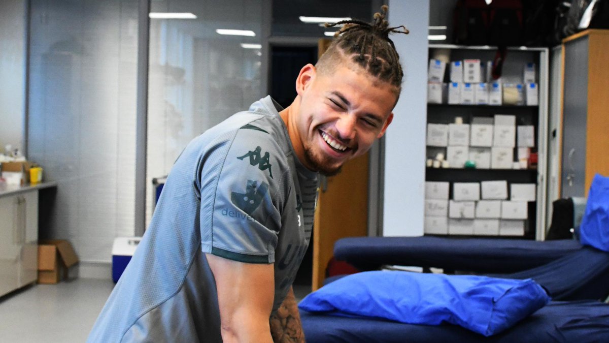 LUFC's tweet photo. Chilling at Thorp Arch whilst everyone is rushing about on #DeadlineDay https://t.co/xPjKN2BnjK