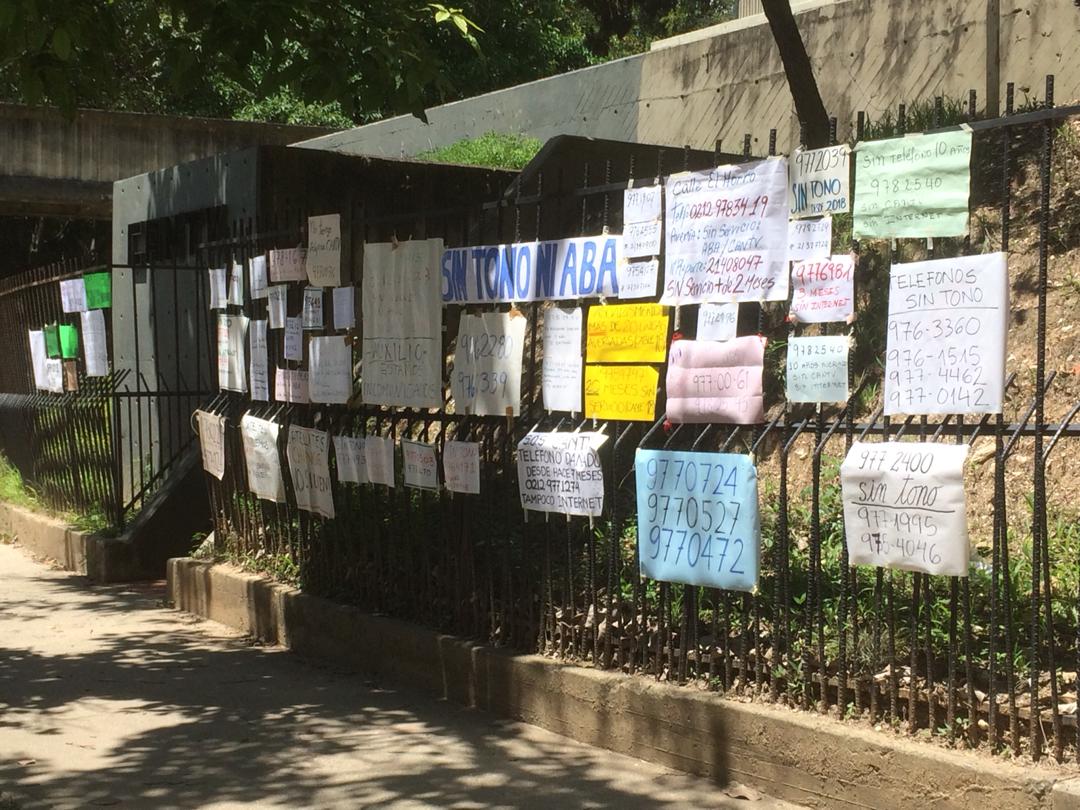 asopraes's tweet photo. Miles de averías no atendidas en Ctral Francisco Salias. Suscriptores comenzaron a pegar sus denuncias en fachada y al rato fueron arrancadas por empleados. OJO:Si no hay "sistema" para registrar reportes, cómo es que no reparar averías sin reporte? @CORPOELECinfo Quién responde? https://t.co/PjzGaxEbe4