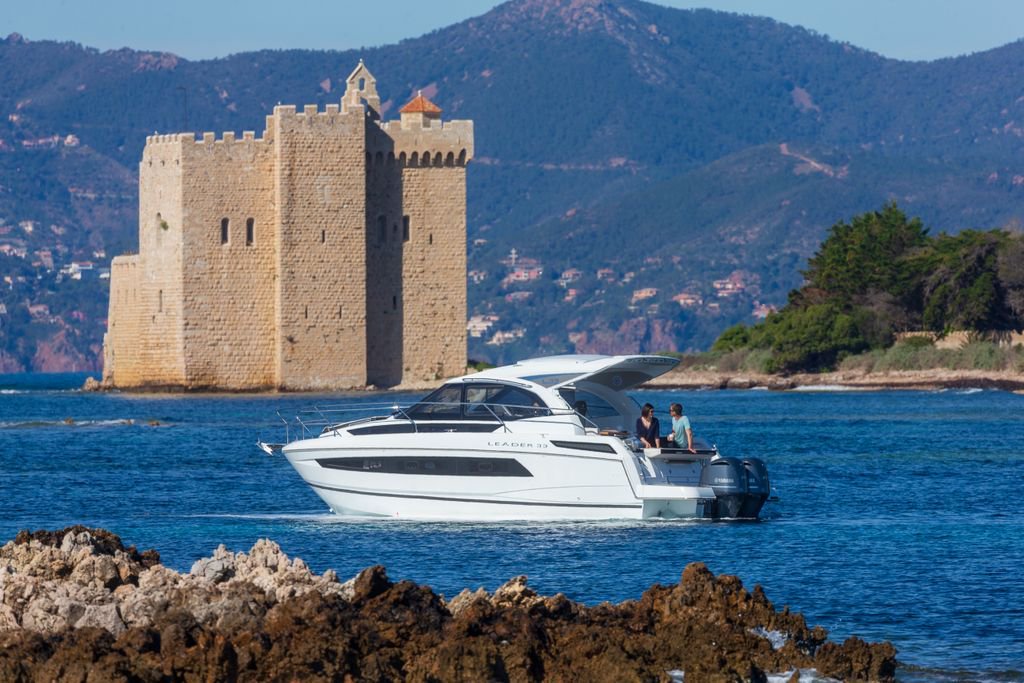 EtsJeanneau's tweet photo. The Leader 33 Outboard: an attractive outboard express. More pictures on our website: https://t.co/cOWo02TX7y

#Express #Outboard #Leader #Leader33 #Boat #Powerboat #Sport https://t.co/CMAhM6GInm